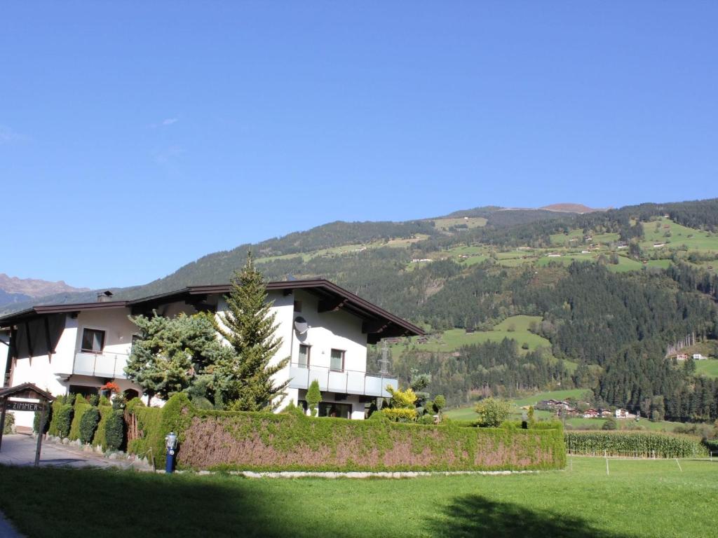 アシャウにあるApartment in Aschau im Zillertal with Balcony and Parkingの山を背景にした白い大きな建物