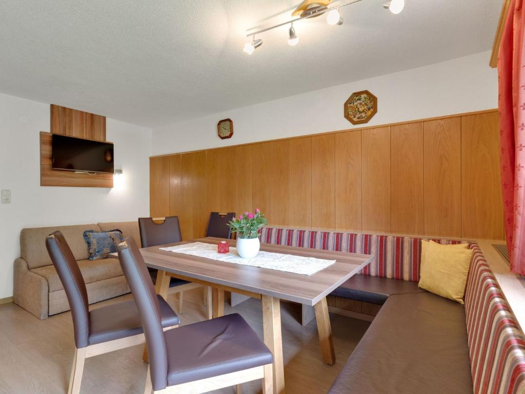 Televízia a/alebo spoločenská miestnosť v ubytovaní Spacious apartment in Kappl