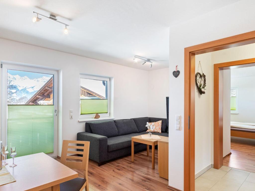 salon z kanapą i stołem w obiekcie Apartment in Saalfelden near Ski Slopes w mieście Saalfelden am Steinernen Meer