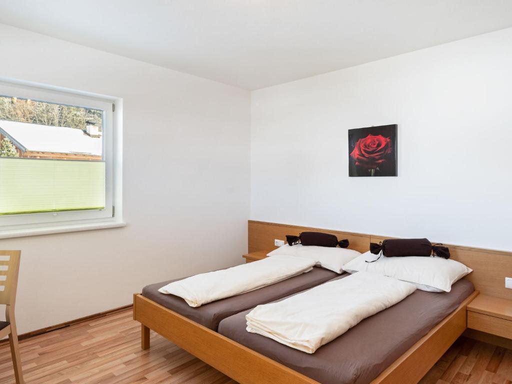 dwa łóżka w pokoju z oknem w obiekcie Apartment in Saalfelden near Ski Slopes w mieście Saalfelden am Steinernen Meer