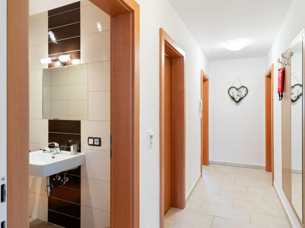 Telewizja i/lub zestaw kina domowego w obiekcie Apartment in Saalfelden near Ski Slopes