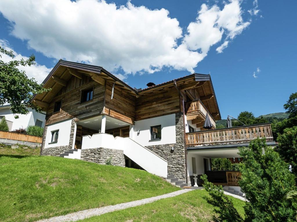 ヴァークラインにあるStylish chalet in Wagrain Salzburgerland with jacuzziの木造屋根の家