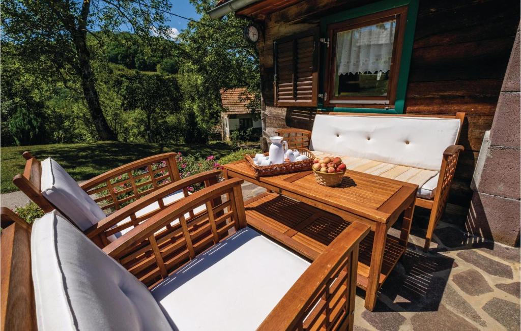 Balkón nebo terasa v ubytování Two-Bedroom Holiday Home In Ozalj