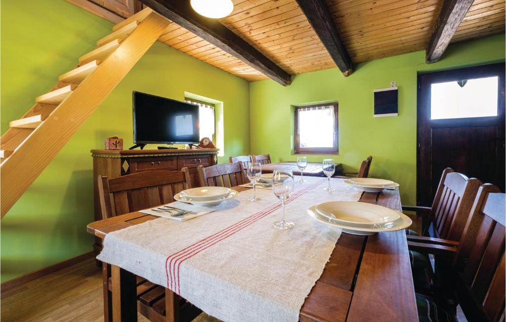 TV a/nebo společenská místnost v ubytování Two-Bedroom Holiday Home In Ozalj