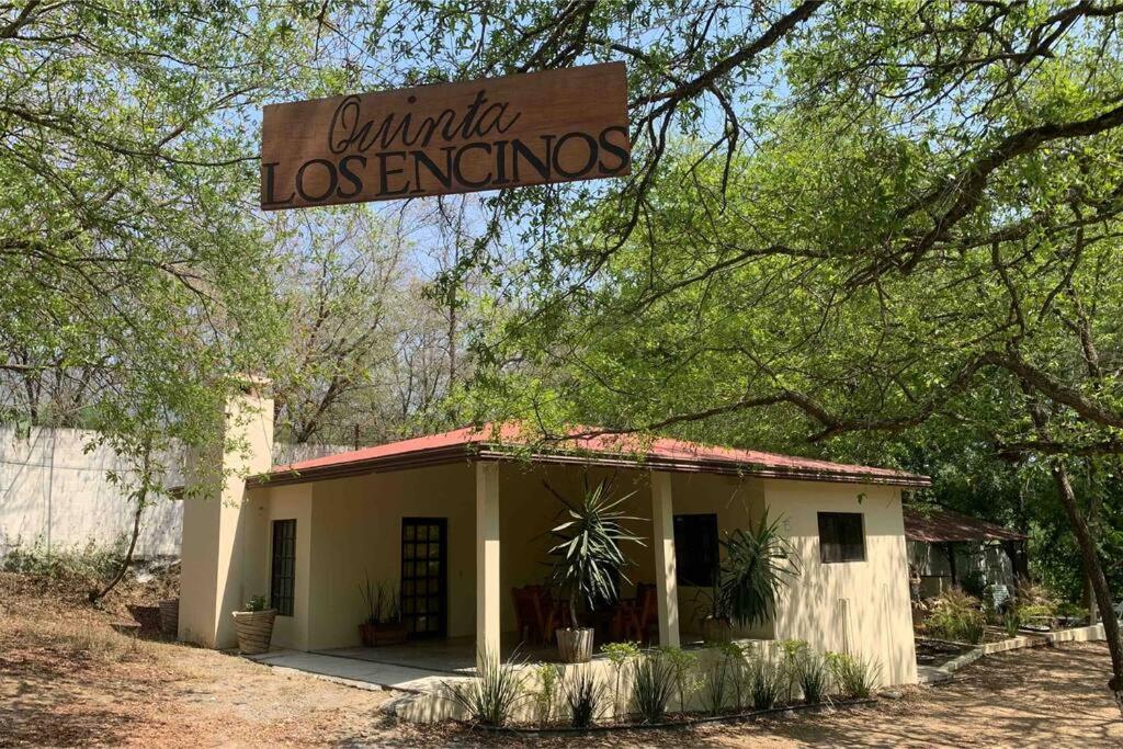 un petit bâtiment avec un panneau en haut dans l'établissement Quinta Campestre Los Encinos, à Santiago