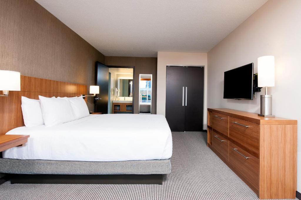 Hyatt Place Champaign/Urbana - Rey Suite