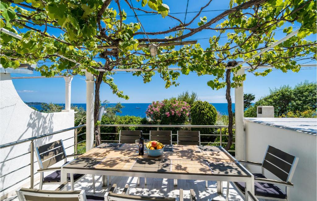 uma mesa na varanda com vista para o oceano em Cozy Apartment In Dubrovnik With House Sea View em Dubrovnik