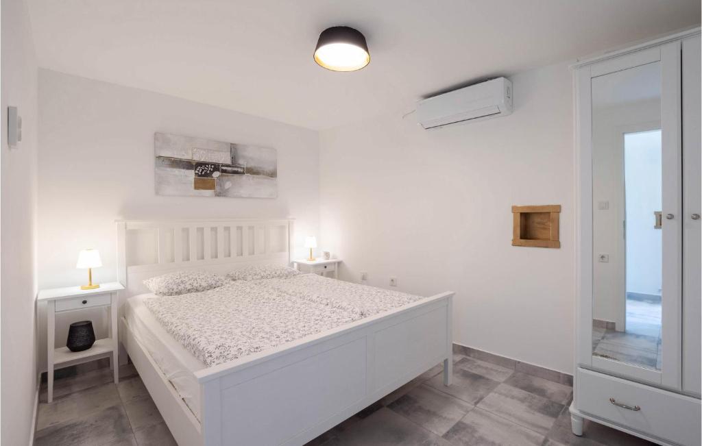 Posteľ alebo postele v izbe v ubytovaní Stunning Home In Donji Prolozac