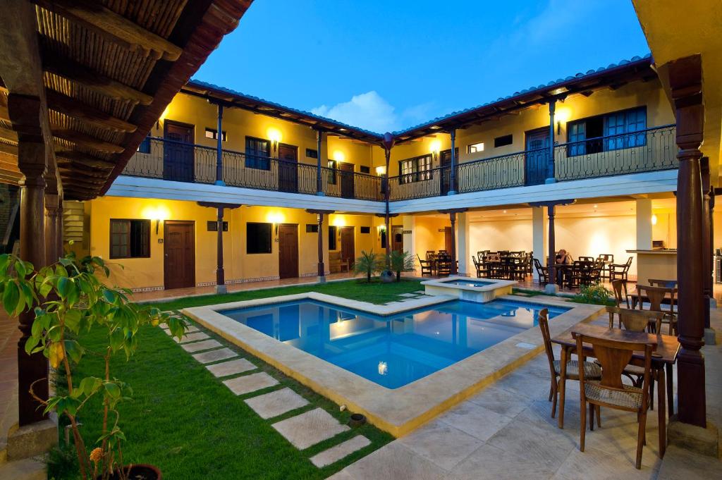 een afbeelding van een huis met een zwembad bij Hotel La Pérgola in Granada