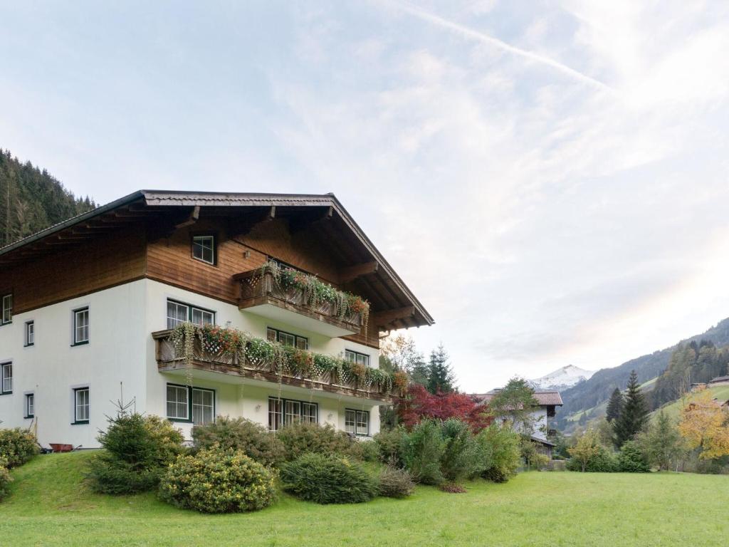 una casa en las montañas con plantas en Modern Apartment in Gro arl Salzburg with Sauna, en Grossarl