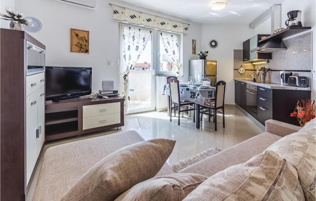 sala de estar con sofá y cocina en Gorgeous Apartment In Vodnjan With Kitchen, en Vodnjan