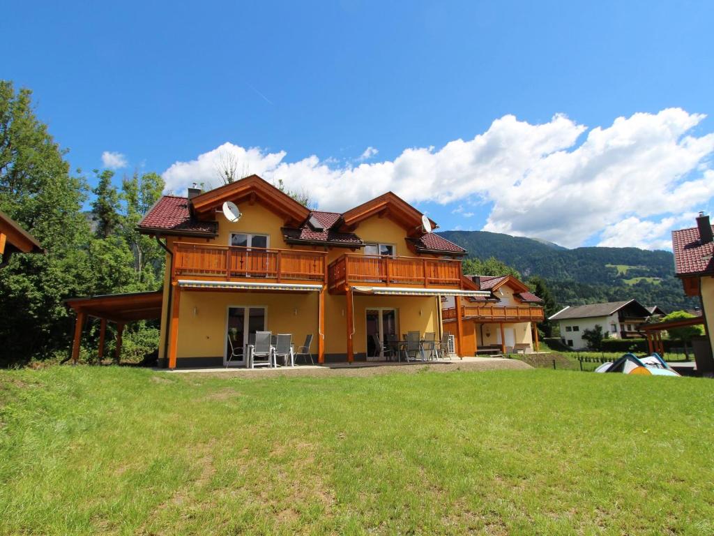 ケットシャッハにあるModern Chalet in K tschach Mauthen with Private Terraceの緑の芝生のある丘の上の大家