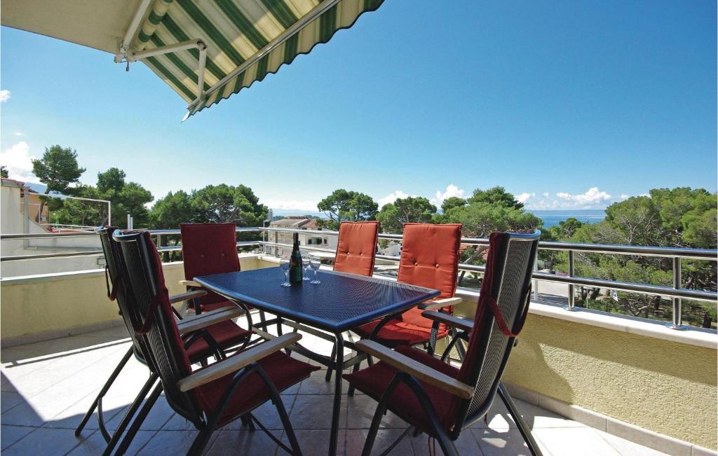 uma mesa e cadeiras numa varanda com vista em Stunning Apartment In Makarska With House Sea View em Makarska