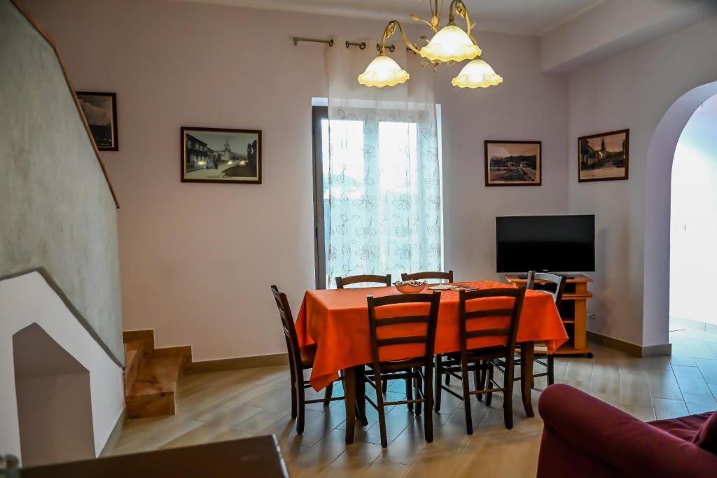Telewizja i/lub zestaw kina domowego w obiekcie Etna Dimora dei Saponari