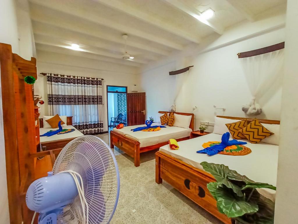 Postel nebo postele na pokoji v ubytování Sigiri Tarushan Home Stay
