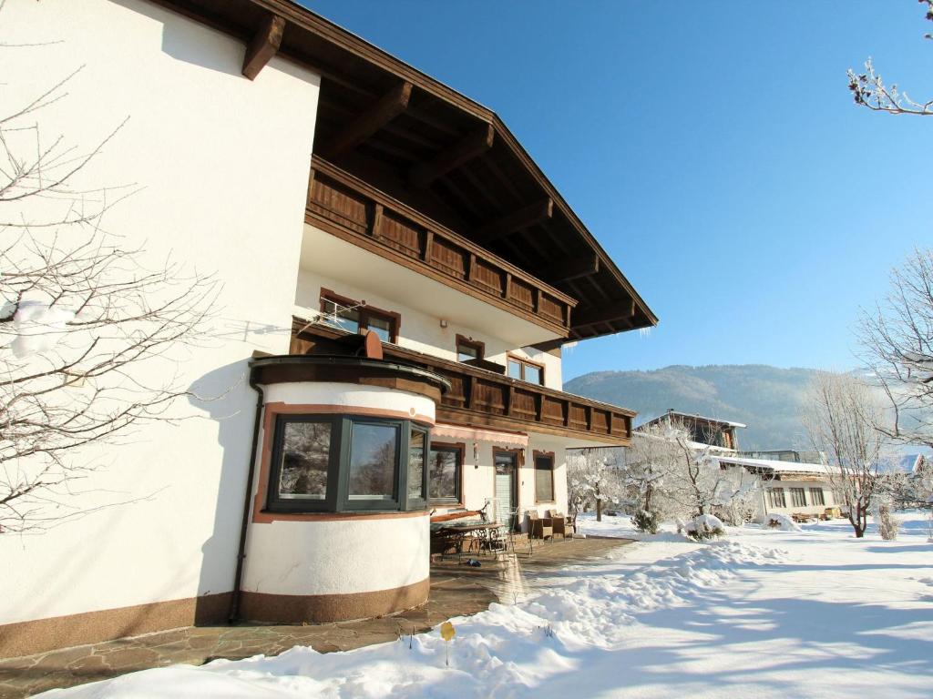 キルヒドルフ・イン・チロルにあるInviting Chalet in Kirchdorf in Tirol near City Centreの雪の建物