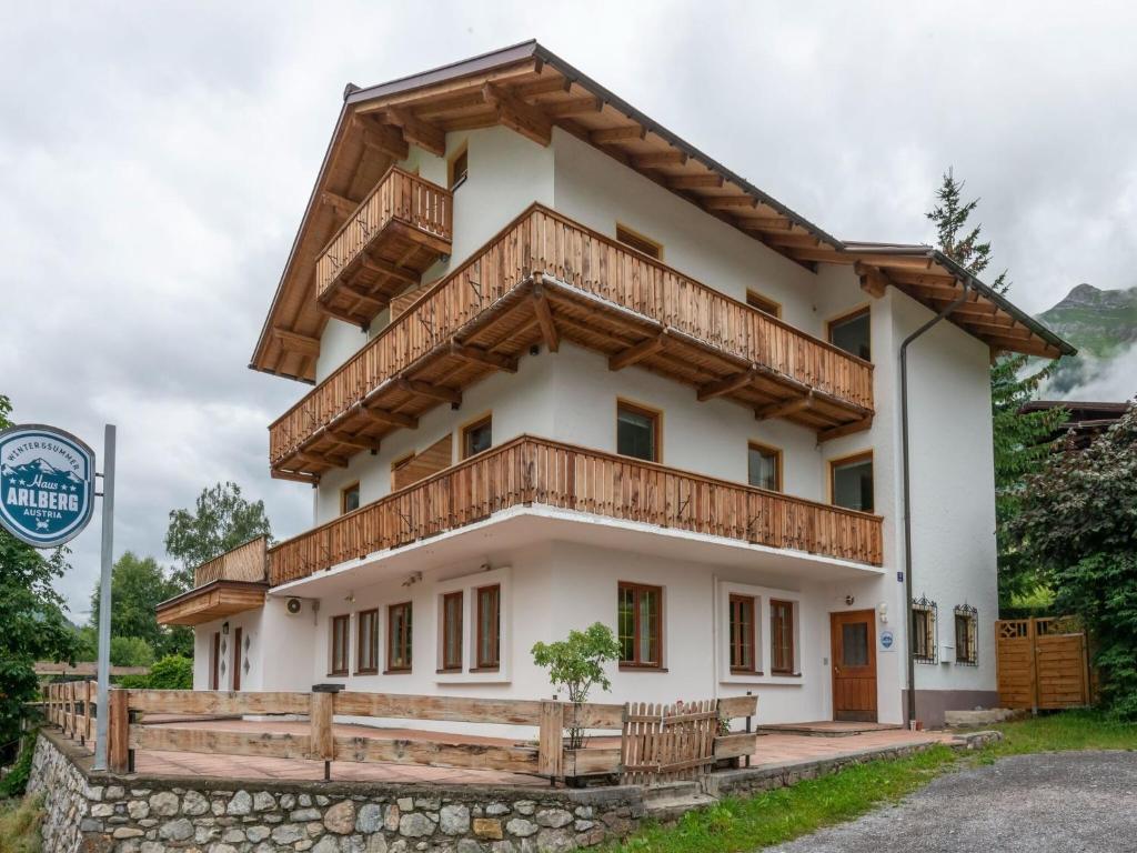 een huis met een balkon er bovenop bij Holiday home near St Anton am Arlberg with sauna in Sankt Anton am Arlberg