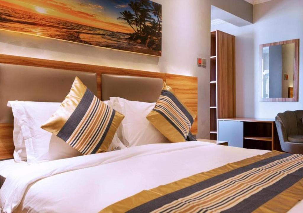 Postel nebo postele na pokoji v ubytování Raha Suites - Westlands