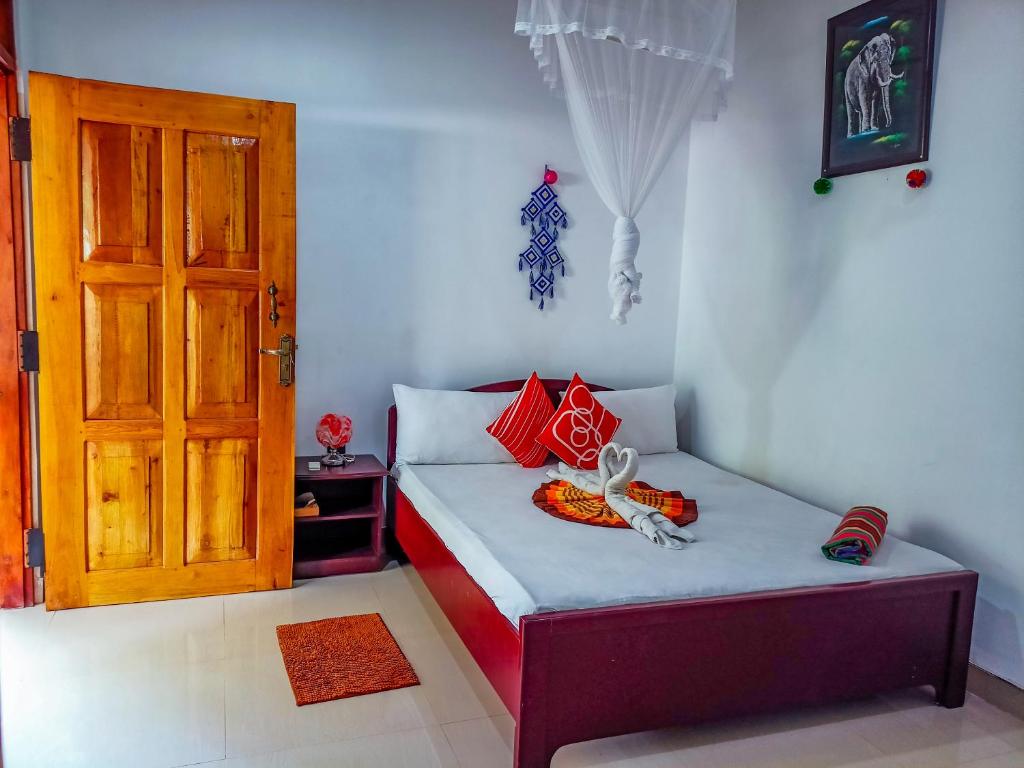 Postel nebo postele na pokoji v ubytování Sigiri Tarushan Home Stay