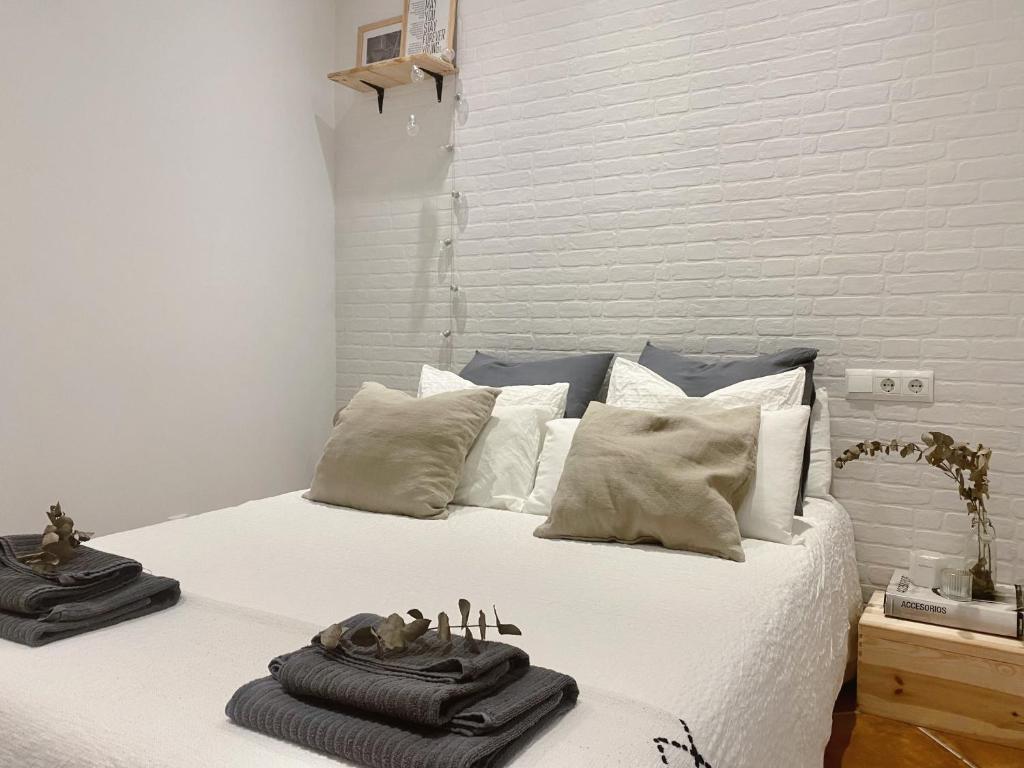 1 dormitorio con 1 cama con 2 toallas en Apartamento Puerta del Camino 3, en Bilbao