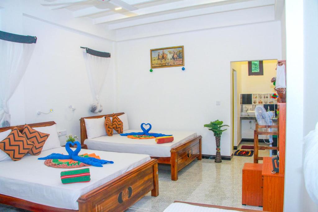 Postel nebo postele na pokoji v ubytování Sigiri Tarushan Home Stay