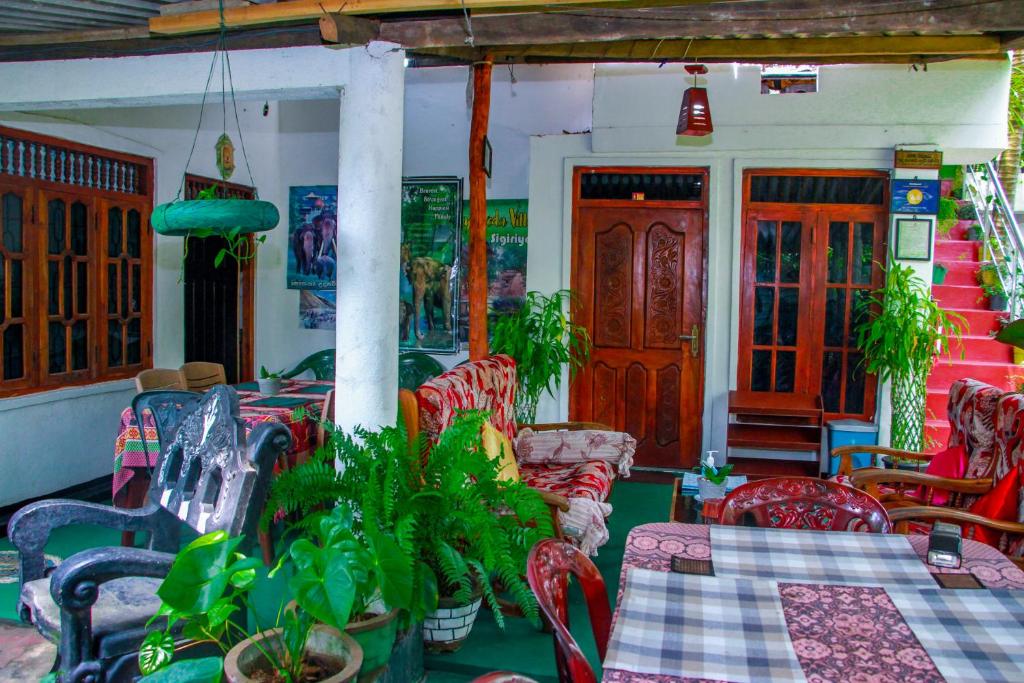 Sigiri Tarushan Home Stay - 9