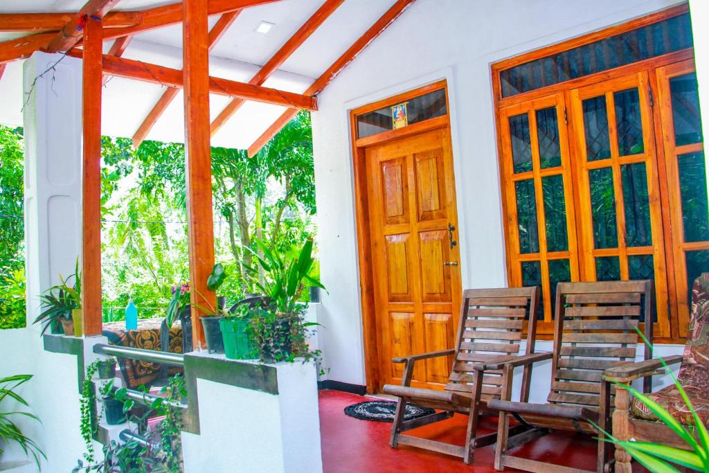 Sigiri Tarushan Home Stay - 10