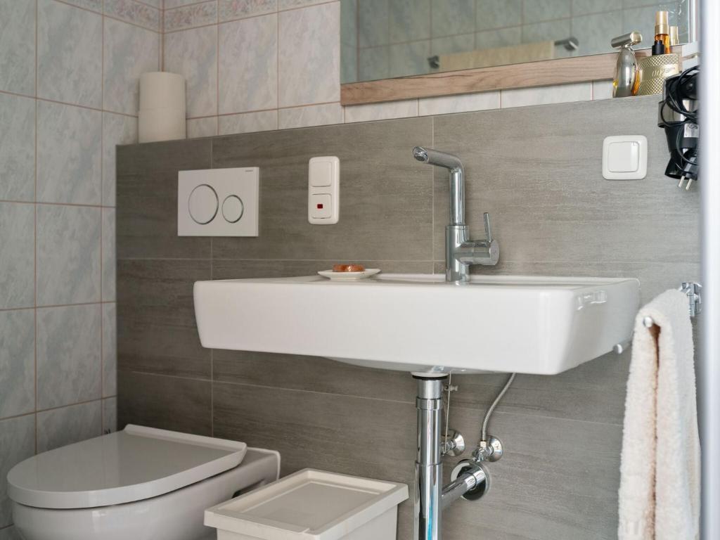 A bathroom at Riverside Apartment in Oed-Öhling