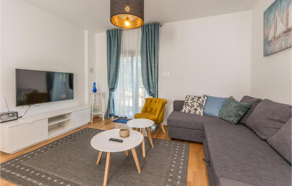 TV a/nebo společenská místnost v ubytování Amazing Apartment In Sukosan With Wifi