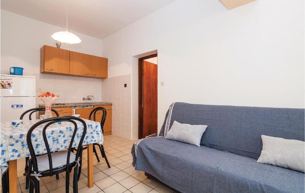 Kuchnia lub aneks kuchenny w obiekcie One-Bedroom Apartment In Posedarje