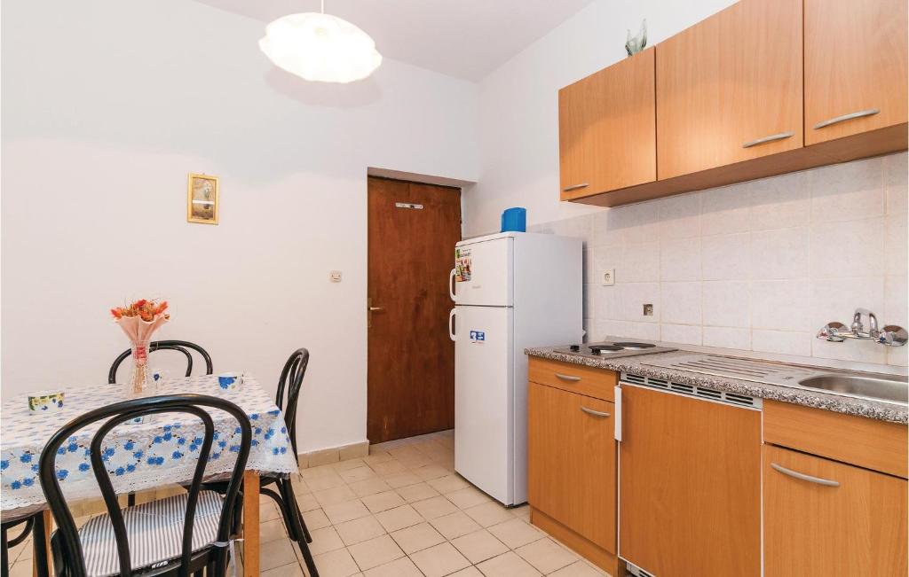 Kuchnia lub aneks kuchenny w obiekcie One-Bedroom Apartment In Posedarje