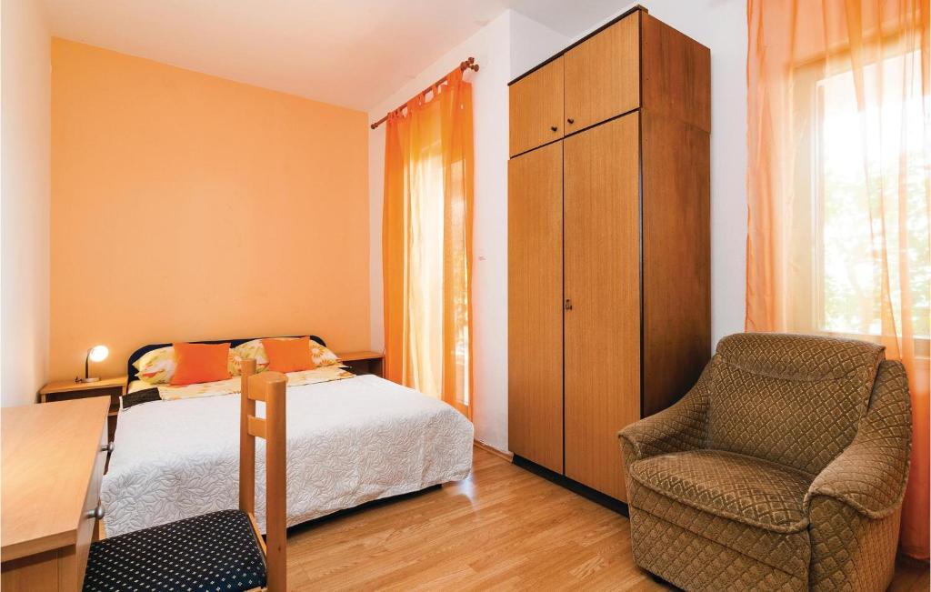Łóżko lub łóżka w pokoju w obiekcie One-Bedroom Apartment In Posedarje