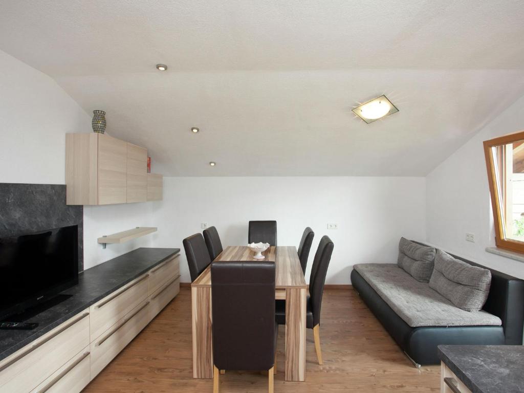 ホラースバッハ・イム・ピンツガウにあるWelcoming Apartment in Hollersbach im Pinzgau near Ski Areaのキッチン、リビングルーム(テーブル、ソファ付)