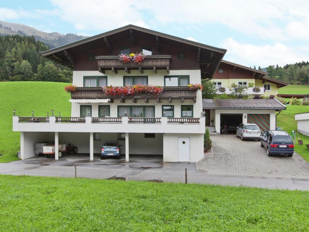 ein großes Haus mit Balkon darüber in der Unterkunft Lush Apartment in Hollersbach im Pinzgau with Terrace in Hollersbach im Pinzgau