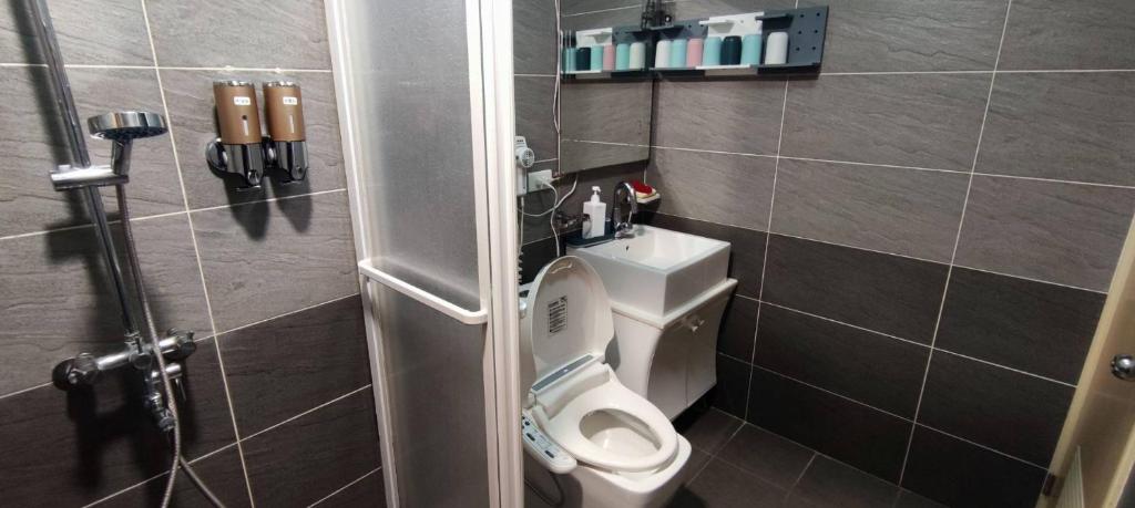 芹壁小玖窩民宿 في بيغان: حمام صغير مع مرحاض في الغرفة