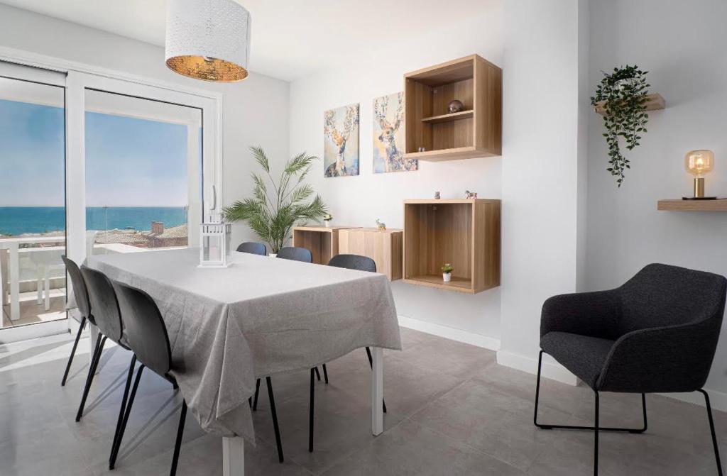 Fotografie z fotogalerie ubytování Modern penthouse with a fantastic view to the sea v destinaci Bahia de Casares