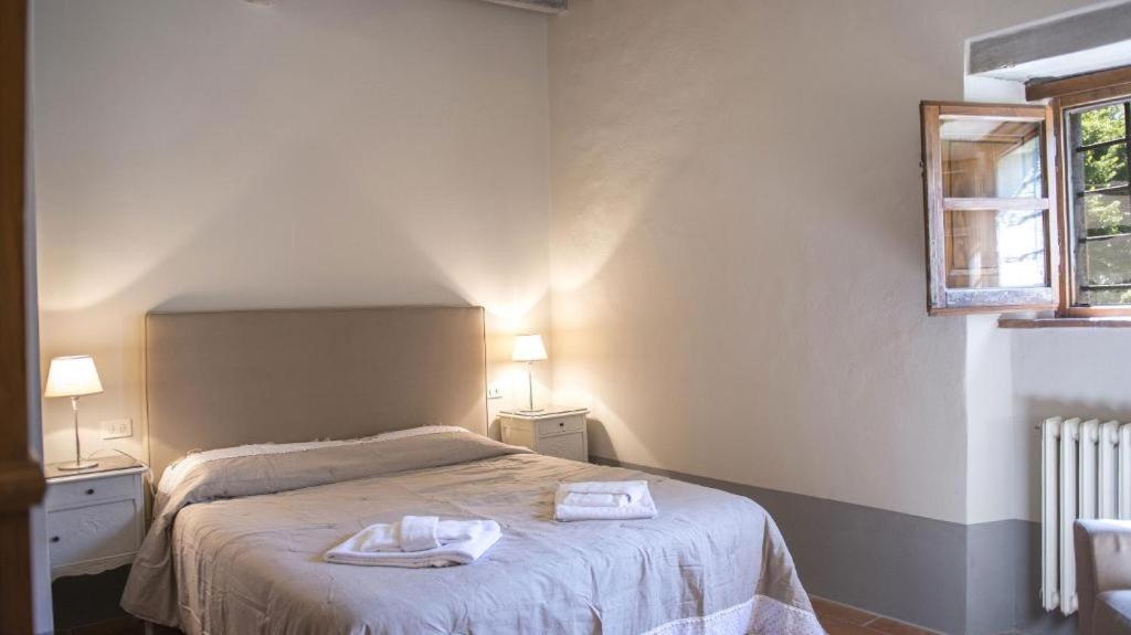 A bed or beds in a room at Le Caselle 26, Emma Villas