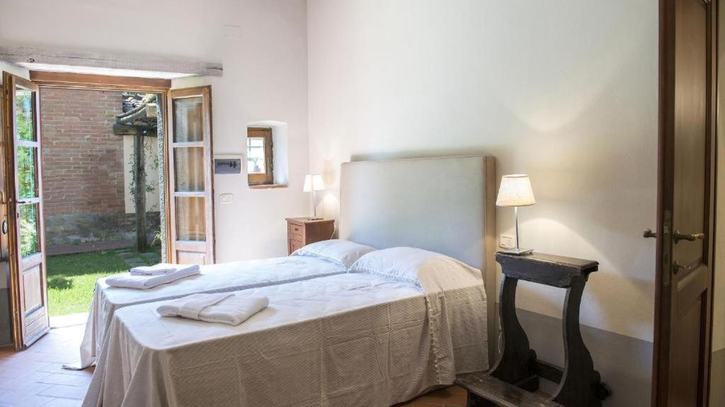 A bed or beds in a room at Le Caselle 26, Emma Villas