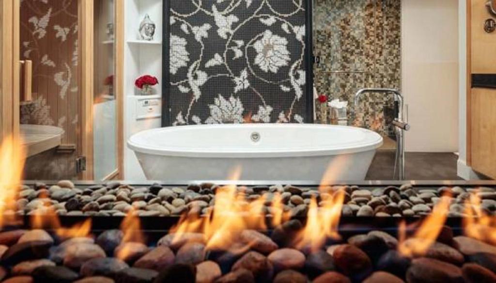 Camden Harbour Inn a member of Small Luxury Hotels - Suite Deluxe Con Vasca Idromassaggio