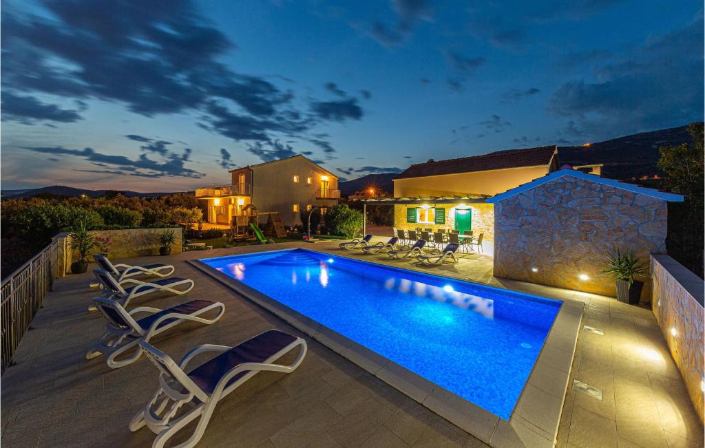 ein Pool im Hinterhof in der Nacht in der Unterkunft Lovely Home In Kastel Stari With House Sea View in Kaštela