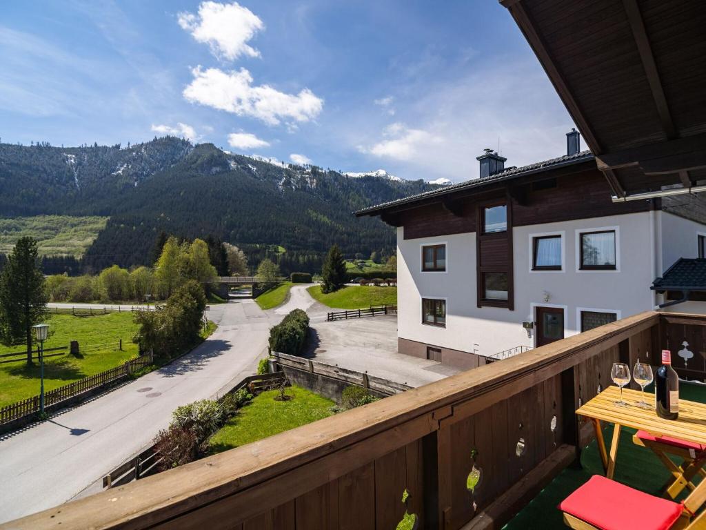 balcón con vistas a la carretera y a las montañas en Modern Apartment near Ski Area in M hlbach, en Dorf