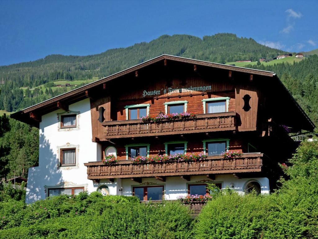 ハート・イム・ツィラータールにあるCozy Apartment in Hart im Zillertal near Ski Areaのバルコニーに花が咲く建物