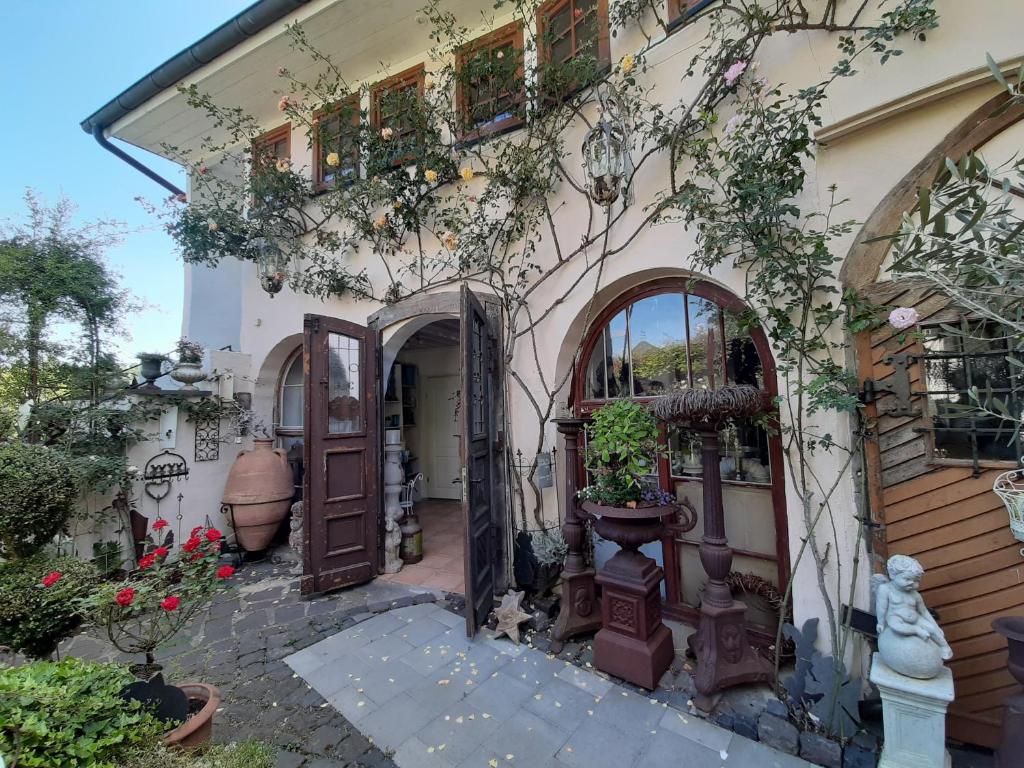 ein Haus mit einem Innenhof mit Blumen und Pflanzen in der Unterkunft Villa Provence in Kobern-Gondorf