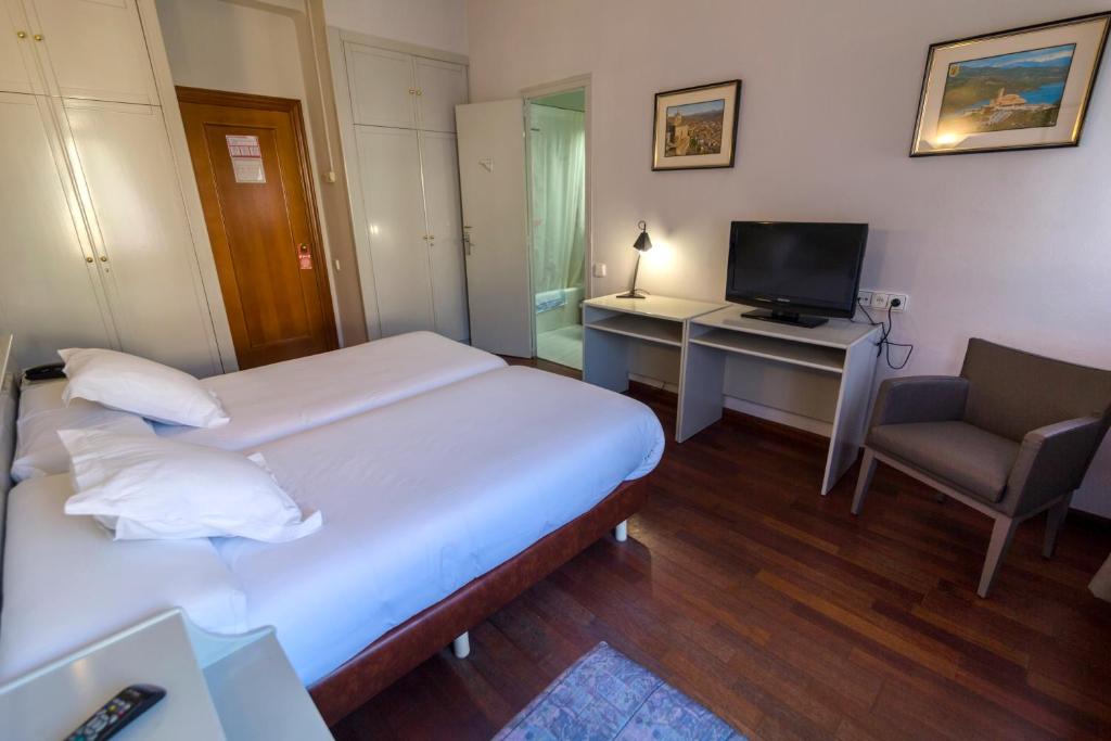 Postel nebo postele na pokoji v ubytování Hospedium Hotel Lleida