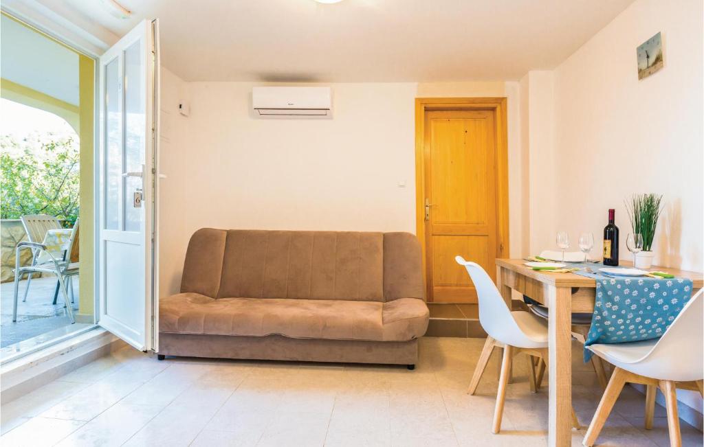 ein Wohnzimmer mit einem Sofa und einem Tisch in der Unterkunft Stunning Apartment In Blace With Kitchen in Blace