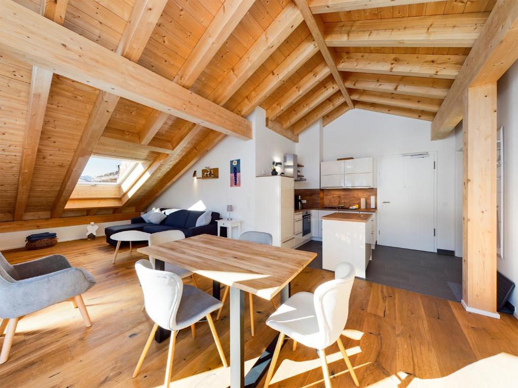 eine Küche und ein Wohnzimmer mit Holzdecke in der Unterkunft Herzstück in Garmisch-Partenkirchen