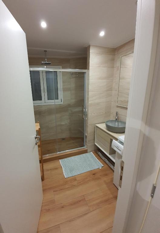 Kúpeľňa v ubytovaní Seaview apartment in theheart of Loutraki