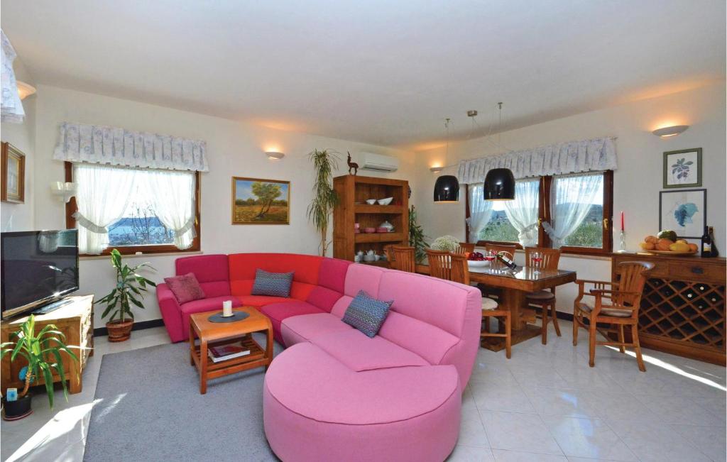 Televízia a/alebo spoločenská miestnosť v ubytovaní Cozy Home In Kastel Novi