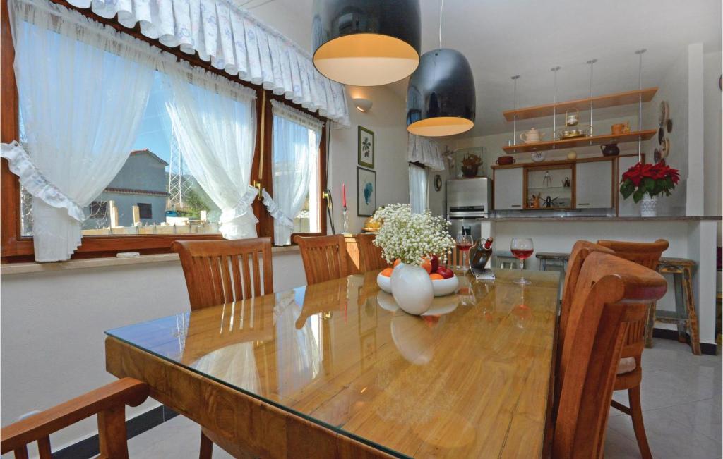 Posedenie v ubytovaní Cozy Home In Kastel Novi