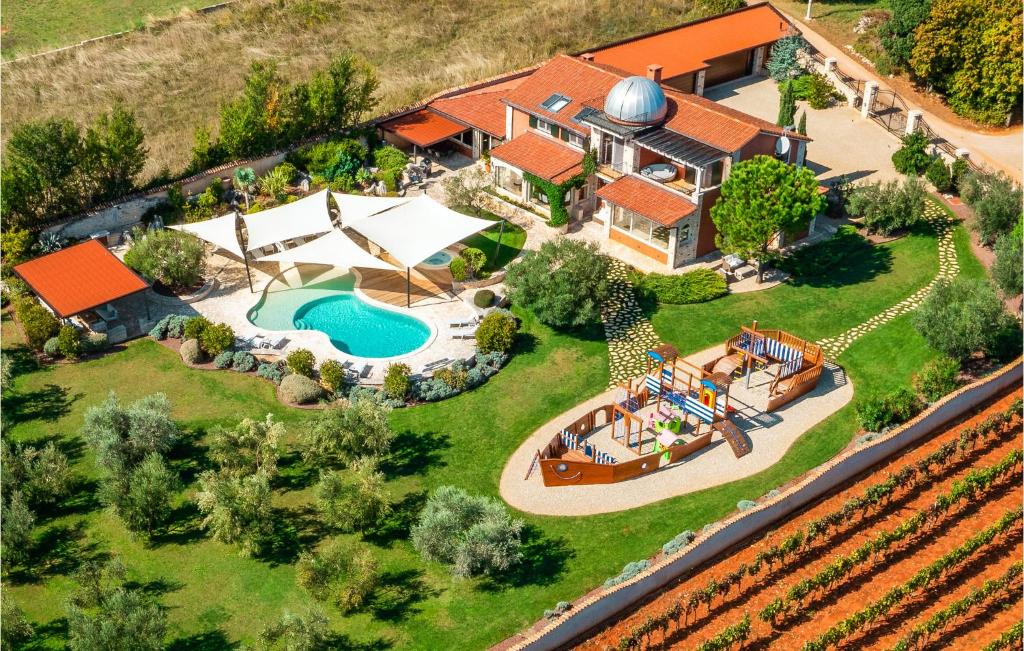 an aerial view of a house with a swimming pool at Beautiful Home In Valtura With House A Panoramic View in Valtura